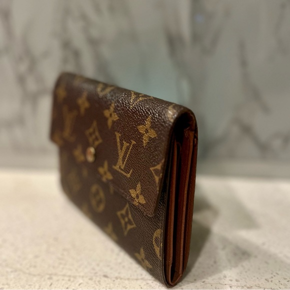 Louis Vuitton Monogram Wallet (Free Chain) - Picture 4 of 16